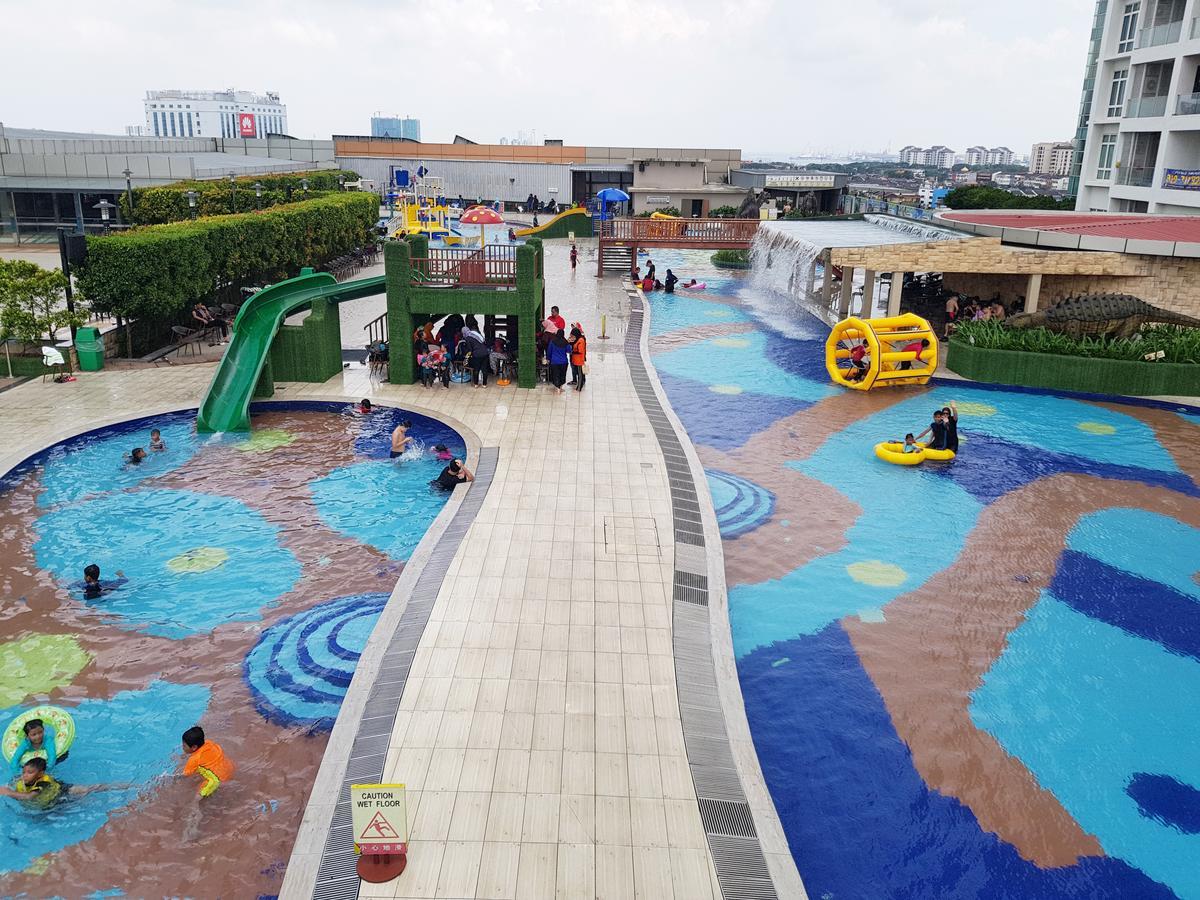 KSL Hotel&Resort Johor Bahru Exterior foto The swimming pool at the hotel