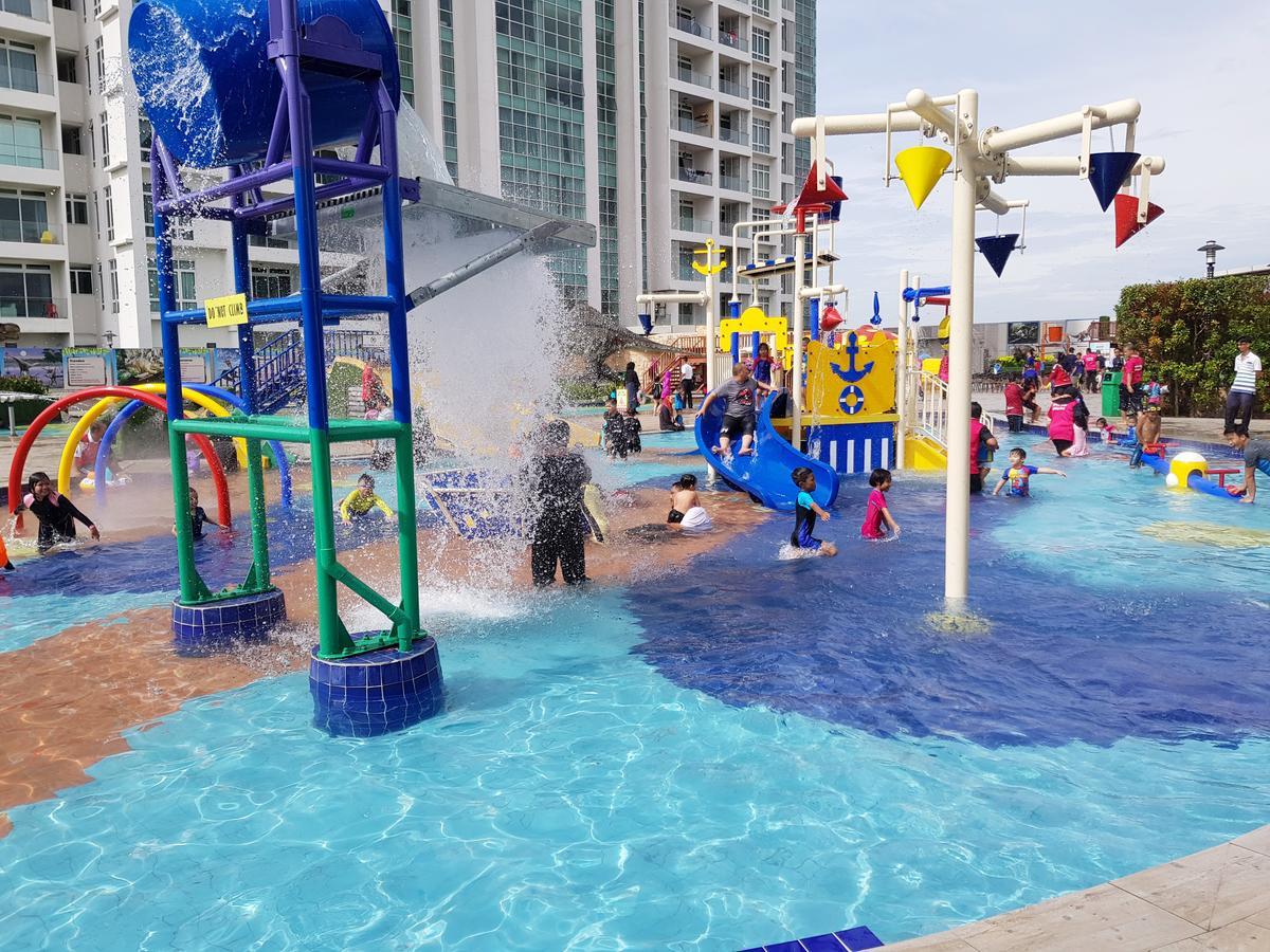 KSL Hotel&Resort Johor Bahru Exterior foto The children's playground at the park