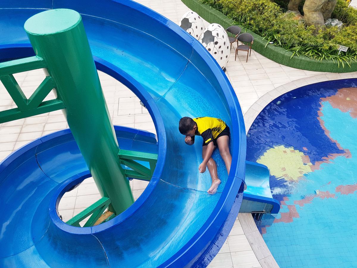 KSL Hotel&Resort Johor Bahru Exterior foto A child playing on a water slide
